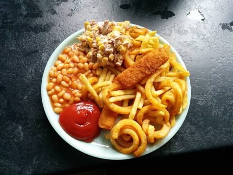 PETIT-DÉJEUNER SERVI AVEC FRITES, RONDELLES D'OIGNON, DOIGTS DE POISSON, HARICOTS